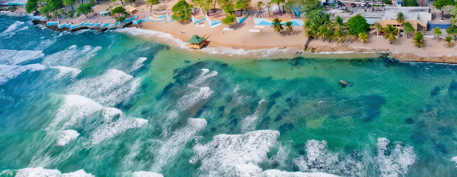 Vista aérea de Playa Güibia y el mar en el Malecón de Santo Domingo